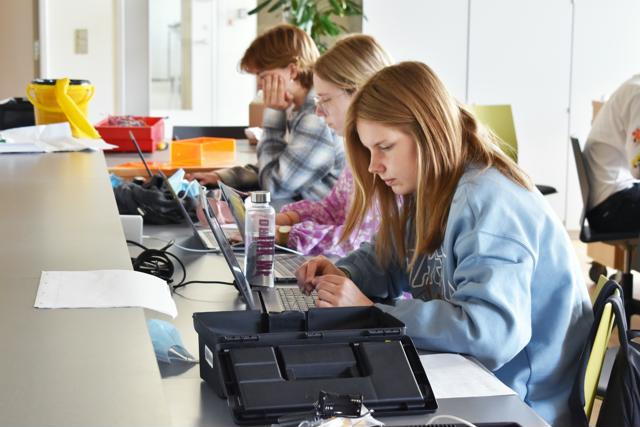 Der er både teori og praktik i teknikfagene på teknisk gymnasium.