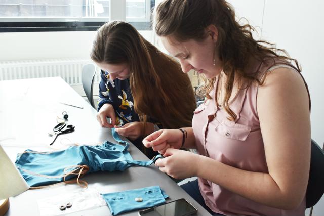 Megan og Mia fra Hansenberg Tekniske Gymnasium er i gang med de sidste detaljer i et af teknikfagene