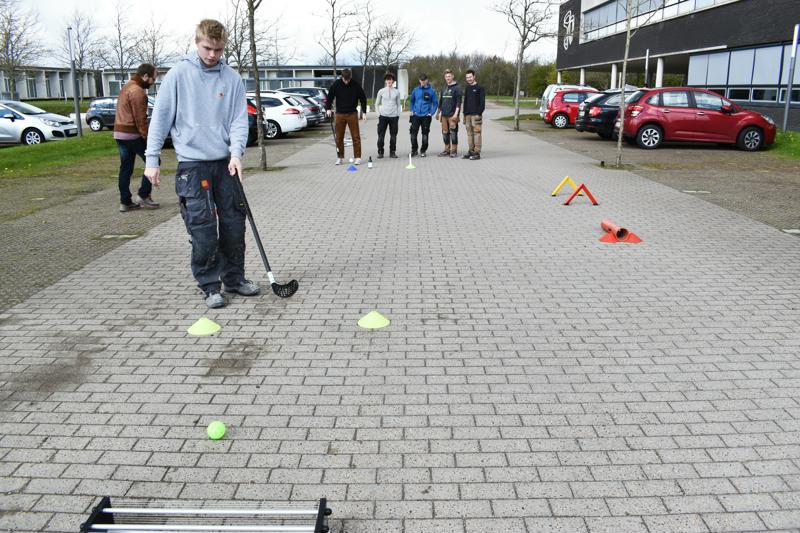 EUX tømrerlærlinge dyster i tømreruniformen på Hansenberg i Kolding