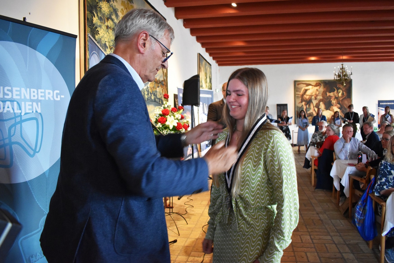 Borgmester Knud Erik Langhoff overrækker HANSENBERG-medaljen på Koldinghus 2022.
