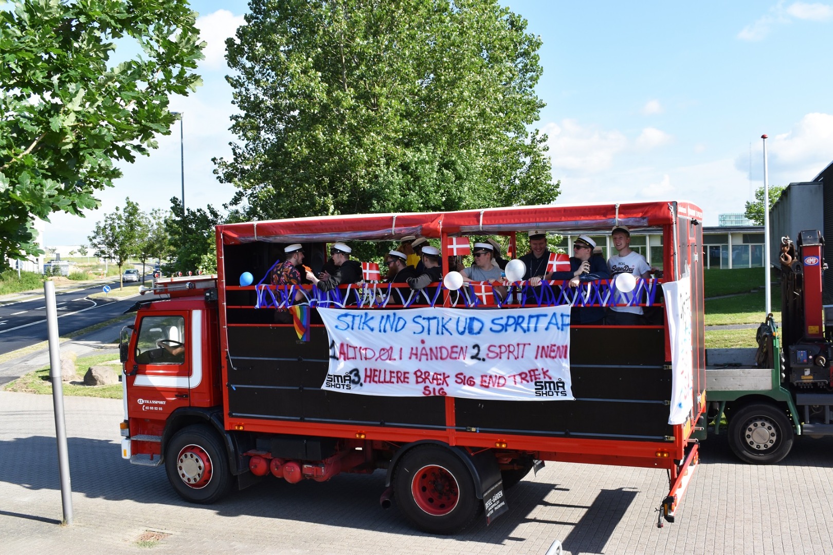 Så rulle studentervognen - fyldt med glade studenter. Htx Kolding.